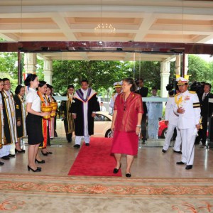  ภาพบรรยากาศ พระราชทานปริญญาบัตรแก่ผู้สำเร็จการศึกษา จากสถาบันบัณฑิตพัฒนศิลป์ กระทรวงวัฒนธรรม ประจำปีการศึกษา ๒๕๕๕