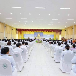  วิทยาลัยนาฏศิลปสุโขทัย และบุคลากรเข้าร่วมพิธีเจริญพระพุทธมนต์และพิธีทำบุญตักบาตร ถวายพระราชกุศลเนื่องในโอกาสวันเฉลิมพระชนมพรรษาสมเด็จพระนางเจ้าฯ พระบรมราชินี