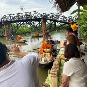  วิทยาลัยช่างศิลปสุพรรณบุรี เข้าร่วมกิจกรรมตักบาตรทางน้ำ “นาวาภิกขาจาร”