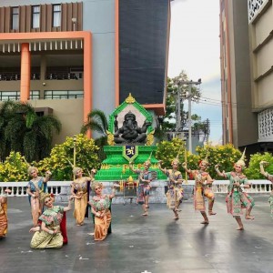  วิทยาลัยนาฏศิลปอ่างทอง  จัดการบรรเลงและการแสดงรำถวายพระพร เผยแพร่ศิลปวัฒนธรรมในพิธีถวายเครื่องราชสักการะ  วางพานพุ่มและจุดเทียนถวายพระพรชัยมงคล พระบาทสมเด็จพระเจ้าอยู่หัวฯ