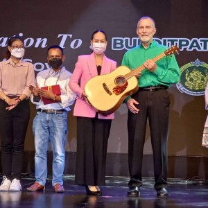  ศิลปินวง THE BROTHERS FOUR ได้มอบกีต้าร์ให้กับคณะศิลปศึกษา  สถาบันบัณฑิตพัฒนศิลป์ เพื่อใช้สำหรับการศึกษาทางด้านดนตรีสากล