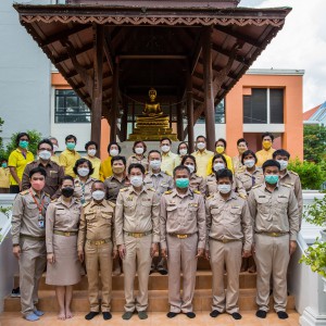  อธิการบดีฯ ผู้บริหาร ครู อาจารย์ วิทยาลัยนาฏศิลป ร่วมกันปิดทองเศียรพระเกษพระพุทธสิหิงค์
