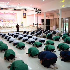  วิทยาลัยนาฏศิลปกาฬสินธุ์  จัดกิจกรรมการอบรมและประกวดมารยาทงาม รักษ์ความเป็นไทย  การสวดมนต์หมู่สรรเสริญพระรัตนตรัย ทำนองสรภัญญะ ประจำปีการศึกษา 2565