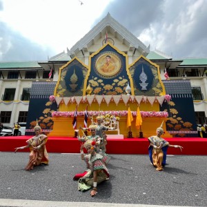 วิทยาลัยนาฏศิลปสุพรรณบุรี จัดการแสดงชุด รำถวายพระพร  เนื่องในงานเปิดนิทรรศการและกิจกรรมเฉลิมพระเกียรติพระบาทสมเด็จพระวชิรเกล้าเจ้าอยู่หัวฯ
