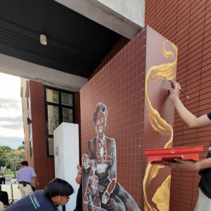  วิทยาลัยช่างศิลปสุพรรณบุรี ร่วมสร้างสรรค์ศิลปกรรมบนผนัง สตรีทอาร์ต (Street Art) ภายใต้เเรงบันดาลใจหัวข้อ   "พระราชกรณียกิจพระบรมราชชนนีพันปีหลวงของแผ่นดินไทย"