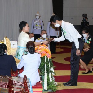  นายภูวเดช จันทร์เพชร นักศึกษาสาขาวิชานาฏศิลป์ศึกษา คณะศิลปศึกษา  ได้รับรางวัลลูกที่มีความกตัญญูกตเวทีอย่างสูงต่อแม่