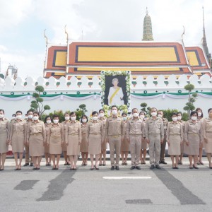  สถาบันบัณฑิตพัฒนศิลป์ ร่วมพิธีวางดอกไม้ถวายความอาลัย หน้าพระบรมฉายาลักษณ์ ในการพระราชพิธีพระบรมศพของสมเด็จพระราชินีนาถเอลิซาเบธที่ 2 แห่งสหราชอาณาจักร