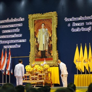  วิทยาลัยนาฏศิลปจันทบุรี  เข้าร่วมพิธีทำบุญตักบาตรพระสงฆ์ วางพานพุ่ม และถวายบังคม เนื่องในโอกาสวันคล้ายวันพระบรมราชสมภพ พระบาทสมเด็จพระบรมชนกาธิเบศร มหาภูมิพลอดุลยเดชมหาราช บรมนาถบพิตร วันชาติ และวันพ่อแห่งชาติ 5 ธันวาคม 2565