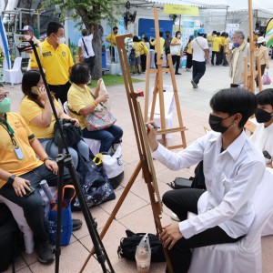  คณะศิลปวิจิตร สถาบันบัณฑิตพัฒนศิลป์ ร่วมกับสำนักงานปลัดกระทรวงวัฒนธรรม พานักศึกษาชมรมวาดเส้น คณะศิลปวิจิตร  จัดกิจกรรมการวาดภาพเหมือน (แจกฟรี)ให้กับประชาชน