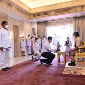  วิทยาลัยนาฏศิลปกาฬสินธุ์ ขอแสดงความยินดีกับ นายธันยพงศ์ โพธิพร เข้าเฝ้าทูลอองพระบาทเพื่อเข้ารับพระราชทานถ้วยรางวัล ชนะเลิศเดี่ยวระนาดเอก ในการประกวดดนตรีไทยภาคตะวันออกเฉียงเหนือ ครั้งที่ 20 จากสมเด็จพระกนิษฐาธิราชเจ้า กรมสมเด็จพระเทพรัตนราชสุดาฯ สยามบรมราชกุมารี