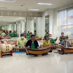  สถาบันบัณฑิตพัฒนศิลป์ มอบองค์ความรู้ทางด้านเพลงในการประกอบพิธีไหว้ครู ให้กับคณะครูภาควิชาดุริยางคศิลป์ และอาจารย์สาขาวิชาดนตรีศึกษา วิทยาลัยนาฏศิลปเชียงใหม่