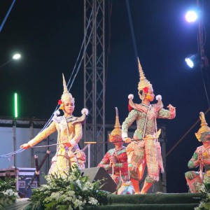  วิทยาลัยนาฏศิลปสุพรรณบุรี จัดการแสดงในพิธีเปิด เทศกาลอาหารดี ที่สองพี่น้อง ชุด ปฐมนาฏกรรม ยกรบ และของดีเมืองสองพี่น้อง