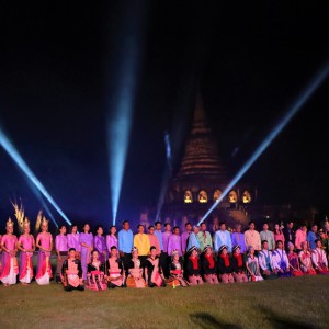  วิทยาลัยนาฏศิลปสุโขทัย จัดการแสดงแสง สี เสียง เรื่องพระบารมีปกเกล้าชาวศรีสัชนาลัย เนื่องในงานย้อนอดีตศรีสัชนาลัย นุ่งผ้าไทย ใส่เงินทองลายโบราณ