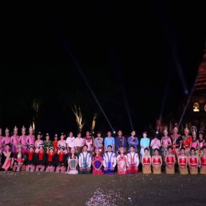  วิทยาลัยนาฏศิลปสุโขทัย จัดการแสดงแสง สี เสียง เรื่องพระบารมีปกเกล้าชาวศรีสัชนาลัย เนื่องในงานย้อนอดีตศรีสัชนาลัย นุ่งผ้าไทย ใส่เงินทองลายโบราณ