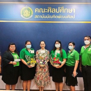  คณะศิลปศึกษา ร่วมแสดงความยินดีกับรองคณบดีคณะศิลปศึกษา นักจัดการงานทั่วไป และนักวิชาการศึกษาเนื่องในโอกาสสำเร็จการศึกษาและเข้ารับพระราชทานปริญญาบัตร