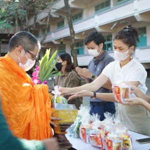  วิทยาลัยช่างศิลป ร่วมทำบุญตักบาตรข้าวสาร อาหารแห้ง และถวายสังฆทานแด่พระภิกษุสงฆ์ จำนวน 9 รูป เนื่องในวันขึ้นปีใหม่