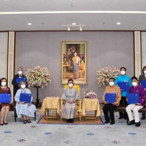  วิทยาลัยนาฏศิลปกาฬสินธุ์ ขอแสดงความยินดีกับคุณครูไพฑูรย์ เข้มแข็ง ศิลปินแห่งชาติ เข้ารับพระราชทานโล่และเครื่องหมายเชิดชูเกียรติ ศิลปินแห่งชาติ พุทธศักราช ๒๕๖๔ จากสมเด็จพระกนิษฐาธิราชเจ้า กรมสมเด็จพระเทพรัตนราชสุดา ฯ สยามบรมราชกุมารี