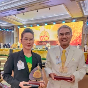  สถาบันบัณฑิตพัฒนศิลป์ ผู้ช่วยศาสตราจารย์ ดร.ขวัญใจ คงถาวร รองคณบดีคณะศิลปนาฏดุริยางค์ ได้รับรางวัลประกาศเกียรติคุณ "โพธิ์ทองคนต้นแบบ" ประเภทผู้ส่งเสริมและเผยแพร่พุทธศาสนา