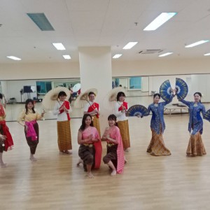  สถาบันบัณฑิตพัฒนศิลป์ จัดกิจกรรมการเรียนรำไทยกับนักศึกษาประเทศญี่ปุ่น