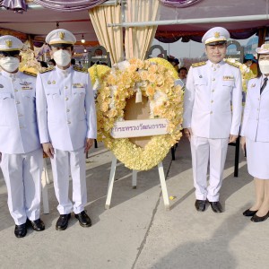  พิธีวางพวงมาลาถวายราชสักการะพระบรมราชานุสาวรีย์ พระบาทสมเด็จพระบรมชนกาธิเบศร มหาภูมิพลอดุลยเดชมหาราช บรมนาถบพิตร