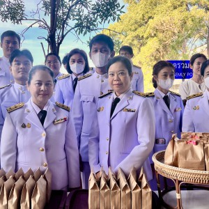  วิทยาลัยนาฏศิลปสุพรรณบุรี ร่วมพิธีสวดพระพุทธมนต์ ตักบาตรข้าวสารอาหารแห้ง เนื่องในวันคล้ายวันสวรรคตแห่งพระบาทสมเด็จพระมงกุฎเกล้าเจ้าอยู่หัว