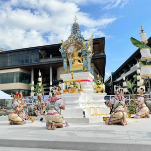  คณะศิลปศึกษา จัดการบรรเลงดนตรีไทยและการแสดงรำบวงสรวงพราหมณ์ เนื่องในพิธีตั้งและสมโภชน์ท้าวมหาพรหม ตลาดยิ่งเจริญ  บางเขน กรุงเทพ 