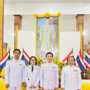  วิทยาลัยช่างศิลปนครศรีธรรมราช ร่วมกิจกรรมพิธีวางพานพุ่มดอกไม้ถวายราชสักการะ เนื่องในวันคล้ายวันพระบรมราชสมภพพระบาทสมเด็จพระบรมชนกาธิเบศร มหาภูมิพลอดุลยเดชมหาราช