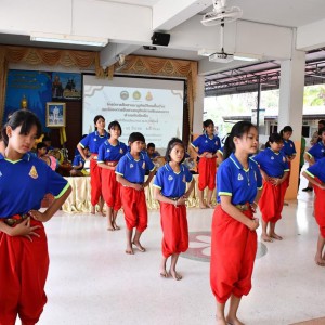  วิทยาลัยนาฏศิลปสุพรรณบุรี ร่วมกับองค์การบริหารส่วนตำบลทับตีเหล็ก และโรงเรียนวัดแก้ว ในการบรรเลงและแสดงรำกลองยาว
