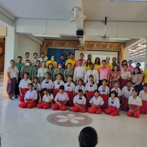  วิทยาลัยนาฏศิลปสุพรรณบุรี  ร่วมกับองค์การบริหารส่วนตำบลทับตีเหล็ก อำเภอเมืองฯ จังหวัดสุพรรณบุรี ในโครงการสืบสานนาฏศิลป์ไทยพื้นบ้าน และสืบสานอนุรักษ์การตีกลองยาว