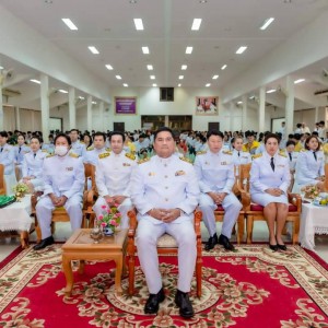  วิทยาลัยนาฏศิลปกาฬสินธุ์ จัดพิธีทำบุญตักบาตรถวายพระราชกุศล และพิธีวางพานพุ่มดอกไม้ถวายราชสักการะ เนื่องในวันคล้ายวันพระบรมราชสมภพ พระบาทสมเด็จพระบรมชนกาธิเบศร มหาภูมิพลอดุลยเดชมหาราช บรมนาถบพิตร