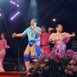  วิทยาลัยนาฏศิลปสุพรรณบุรี จัดการแสดงเนื่องในพิธีเปิดงานเทศกาลอาหารดีที่สองพี่น้อง ในชุด สุพรรณบุรีเมืองสร้างสรรค์
