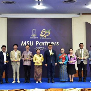  วิทยาลัยนาฏศิลปกาฬสินธุ์ ร่วมพิธีมอบโล่เชิดชูเกียรติแก่หน่วยงานภาคีเครือข่ายมหาวิทยาลัยมหาสารคามเนื่องใน “วันคล้ายวันสถาปนา ครบรอบ 55 ปี มมส สร้างสังคม ที่ยั่งยืน”