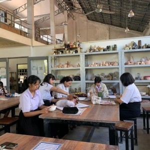  วิทยาลัยช่างศิลป บรรยากาศการเรียนเครื่องเคลือบดินเผา (Ceramics) ระดับชั้น ปวช.2 ของอาจารยเกษกานต์ รัตนเชาว์