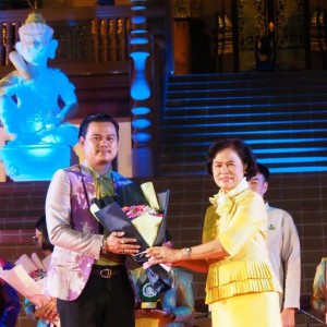 วิทยาลัยช่างศิลปสุพรรณบุรี ขอแสดงความยินดี กับ อาจารย์โดม คล้ายสังข์ รับโล่รางวัลคนดีศรีพัฒนศิลป์