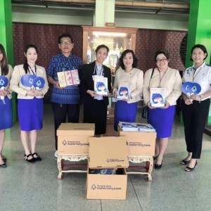  วิทยาลัยนาฏศิลป  ได้รับมอบของขวัญสำหรับแจกนักเรียนในกิจกรรมวันเด็ก จากตัวแทนธนาคารกรุงเทพ