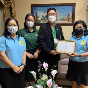  ตัวแทนคุณครูจากโรงเรียนกสินธรเซนต์ปีเตอร์  มอบเกียรติบัตรขอบคุณ “วิทยาลัยนาฏศิลป”