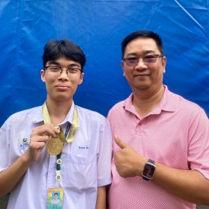  วิทยาลัยนาฏศิลป ขอแสดงความยินดีกับ  นายปณวรรธ ชิตร ประกวดเดี่ยวจะเข้ รับรางวัลชนะเลิศเหรียญทองลำดับที่ 1 มรภ.บ้านสมเด็จเจ้าพระยา