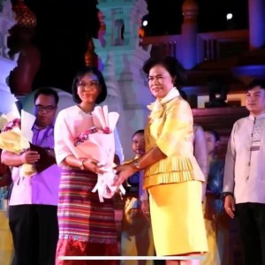  วิทยาลัยช่างศิลป ขอแสดงความยินดีกับนางสาวชุติมา พรหมเดชะ รับรางวัลรางวัลคนดีศรีพัฒนศิลป์