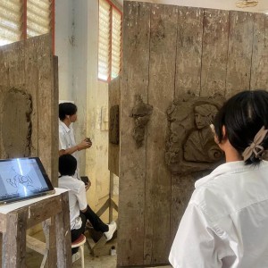  วิทยาลัยช่างศิลป ปฏิบัติงานในหัวข้อ “ประติมากรรมนูนต่ำ ใบหน้าคนสร้างสรรค์” โดยอาจารย์สมศิลป์ แพทย์คุณ