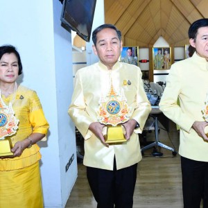  ดร.นิภา โสภาสัมฤทธิ์ อธิการบดีสถาบันบัณฑิตพัฒนศิลป์ ร่วมพิธีมอบตราสัญลักษณ์งานเฉลิมพระเกียรติพระบาทสมเด็จพระเจ้าอยู่หัว เนื่องในโอกาส  พระราชพิธีมหามงคลเฉลิมพระชนมพรรษา ๖ รอบ ๒๘ กรกฎาคม ๒๕๖๗ แก่หน่วยงานในสังกัดกระทรวงวัฒนธรรม