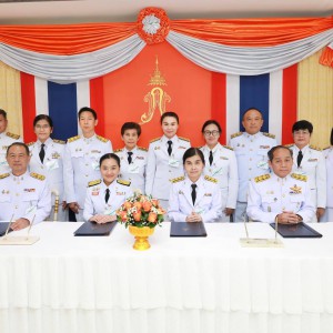  สถาบันบัณฑิตพัฒนศิลป์ ร่วมถวายแจกันดอกไม้เบื้องหน้าพระรูปและลงนามถวายพระพรชัยมงคล เนื่องในโอกาสวันคล้ายวันประสูติสมเด็จพระเจ้าลูกเธอ เจ้าฟ้าพัชรกิติยาภา นเรนทิราเทพยวดี กรมหลวงราชสาริณีสิริพัชร มหาวัชรราชธิดา
