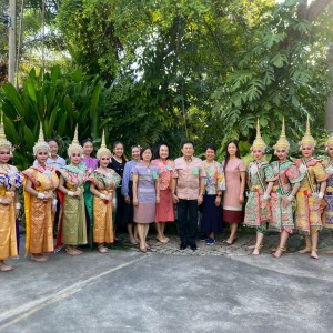 นักเรียนวิทยาลัยนาฏศิลปสุพรรณบุรี ได้รับรางวัลนริศรานุวัดติวงศ์ร่วมแสดงชุด สำนึกพระคุณ และ ชุด โขนไทย ณ บ้านปลายเนิน คลองเตย