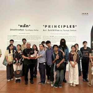 คณะศิลปวิจิตร นำคณะนักศึกษาและอาจารย์ เข้าชมศึกษาผลงานศิลปกรรมในนิทรรศการ“หลัก” โดยศ.ปริญญา ตันติสุข และนิทรรศการอื่นๆ 