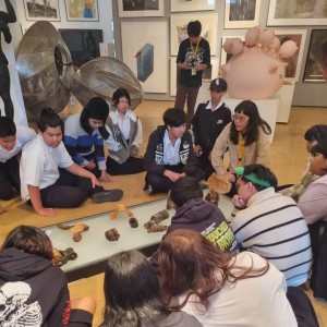 วิทยาลัยช่างศิลปสุพรรณบุรี นำนักเรียนระดับประกาศนียบัตรวิชาชีพชั้นปีที่1 เข้าชมพิพิธภัณฑ์ คลังสะสมศิลปกรรม และภาควิชาเครื่องเคลือบดินเผา ณ มหาวิทยาลัยศิลปากร