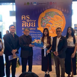 ผู้อำนวยการวิทยาลัยช่างศิลปสุพรรณบุรี และ ผู้ช่วยศาสตราจารย์ ดร.กาญจนา ชลสุวัฒน์ ร่วมแสดงผลงานศิลปกรรม นิทรรศการ “ครูส่องศิษย์ ศิลป์ส่องทาง” ณ หอศิลป์สมเด็จพระนางเจ้าฯ