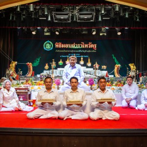 สบศ. สืบสานพิธีกรรมสำคัญของวงการนาฏศิลป์และดุริยางคศิลป์ไทย “พิธีมอบตำราไหว้ครู เพื่อสืบทอดเป็นประธานผู้ประกอบพิธีไหว้ครูด้านดุริยางค์ไทย”