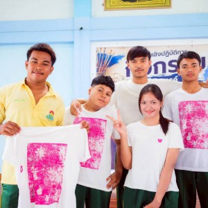  วิทยาลัยช่างศิลปนครศรีธรรมราช ร่วมเป็นวิทยากรถ่ายทอดเทคนิคภาพพิมพ์ซิลค์สกรีน เขียนไขลงบนเสื้อยืด ณ โรงเรียนสตูลวิทยา