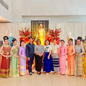 วิทยาลัยนาฏศิลปสุพรรณบุรี นำการแสดงระบำชุดไทยพระราชนิยม ร่วมงานมหกรรมศิลปและอัตลักษณ์ผ้าไทย “น้อมรำลึกพระพันปีหลวง สืบสานภูมิปัญญา สง่างามผืนผ้าไทย”
